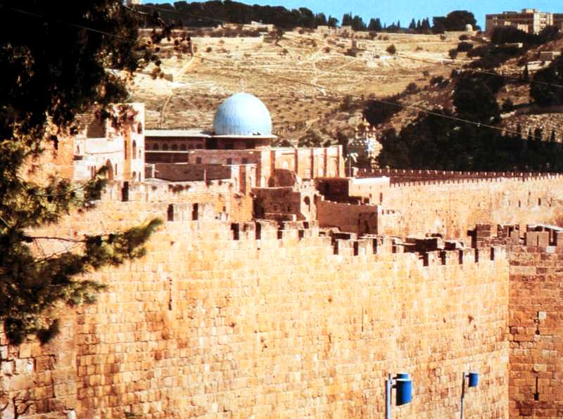 jerusalem_walls.jpg (72475 bytes)
