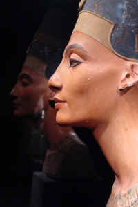 Nefertiti-4.jpg (98937 bytes)